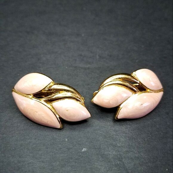 Vintage Signed Trifari Pink Enamel Gold Tone Leaf Clip On Earrings - Picture 1 of 7